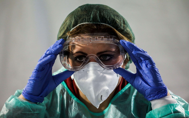 Medico a lavoro per fronteggiare il Coronavirus