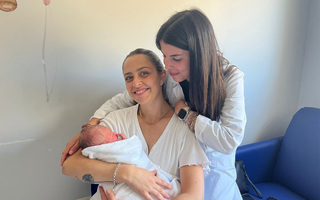 Mamma Alessandra con il piccolo Francesco, l'ostetrica Agnese Piras