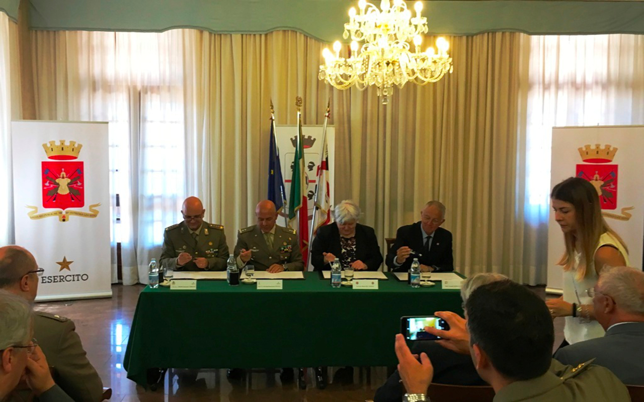 La firma del protocollo d'intesa tra Aou Cagliari, Esercito e Università