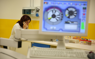 Un'immagine del laboratorio analisi del Policlinico