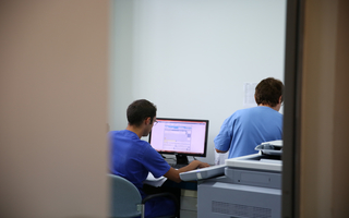 Operatori sanitari al pc al Policlinico